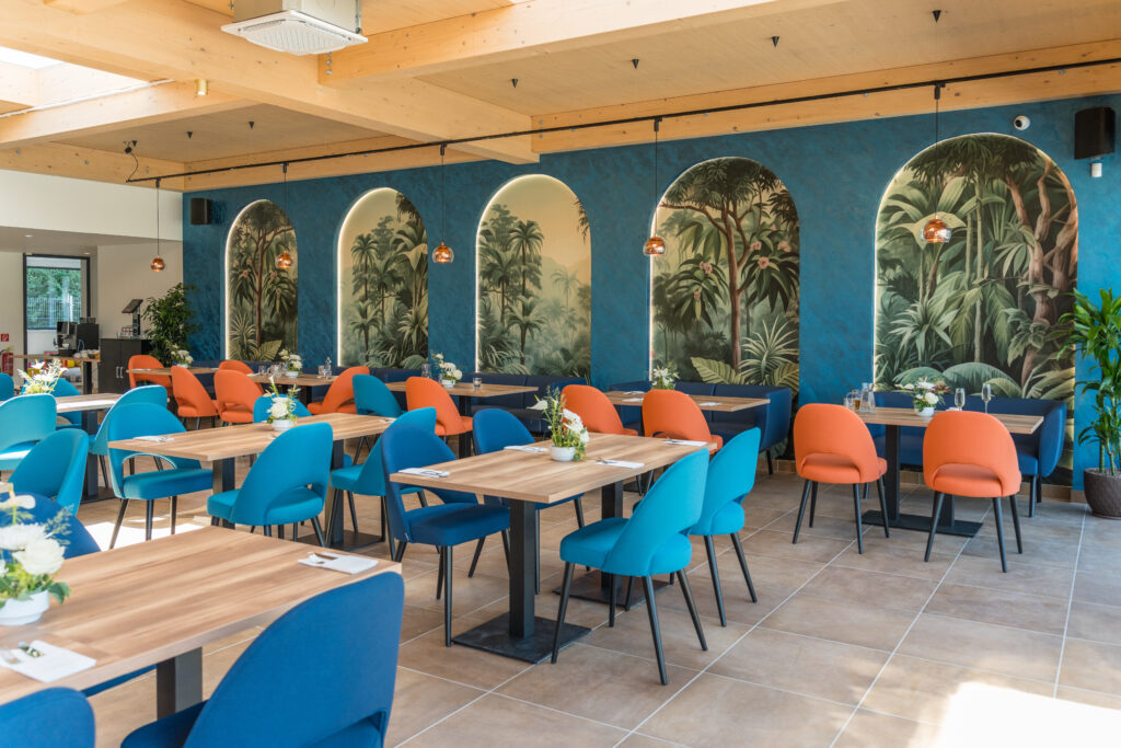 Moderná reštaurácia Azuro v Tilia Resort s eleganAným interiérom a výhľadom na jazero