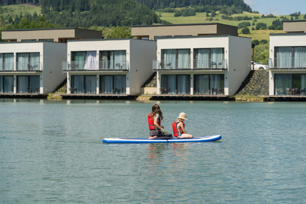 Vodné a športové aktivity v Tilia Resort – paddleboard, kajaky, prekážková dráha, volejbal a animácie pre deti
