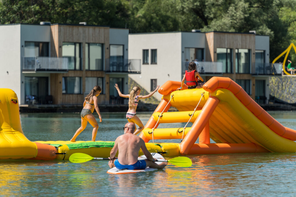 Letné vodné aktivity v Tilia Resort – paddleboard, kajaky, prekážková dráha Tilia Waves a aquazorbing