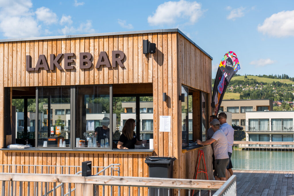 Letné jedlá a drinky v Lake Bar & Grill – terasa nad jazerom v Tilia Resort