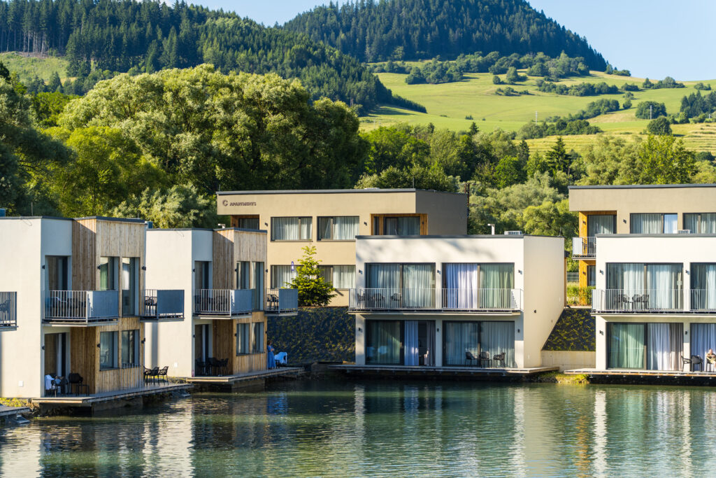 Apartmány Tilia Resort pri jazere, s výhľadom na hory a súkromnými terasami pre hostí