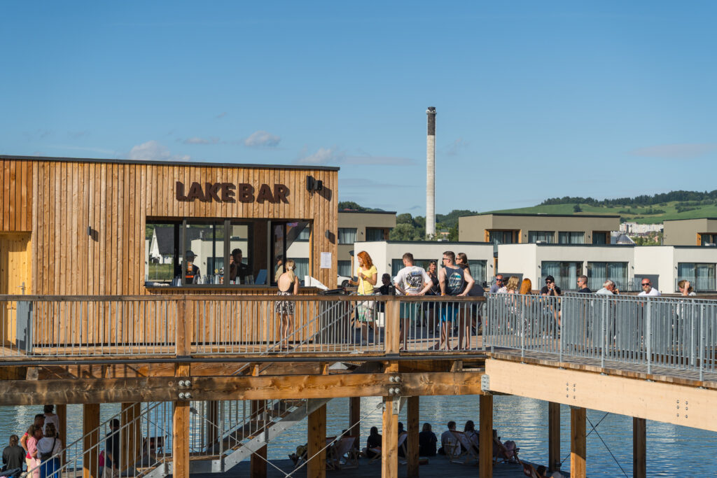 Lake Bar v Tilia Resort – letné nápoje, limonády a káva priamo pri jazere