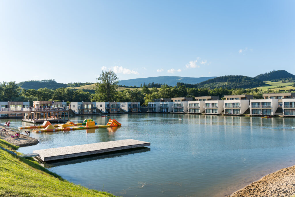 Tilia Beach – súkromná piesková pláž s ležadlami pri jazere v Tilia Resort